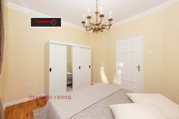 Продава етаж от къща, гр. пловдив, център