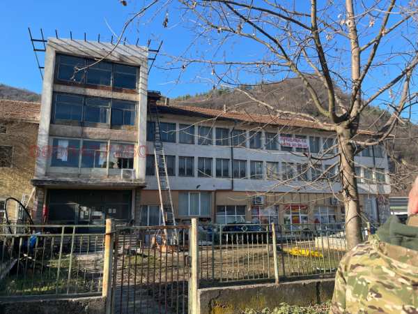 Продава пром. помещение, гр. етрополе, област софия област