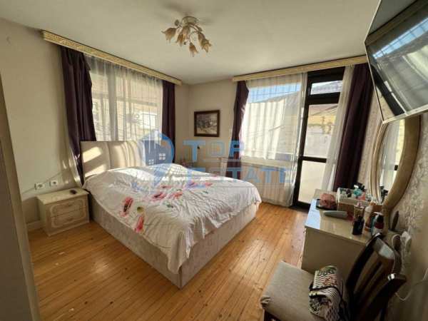 Продава етаж от къща, гр. велико търново, център