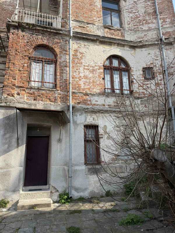 Продава етаж от къща, гр. пловдив, център