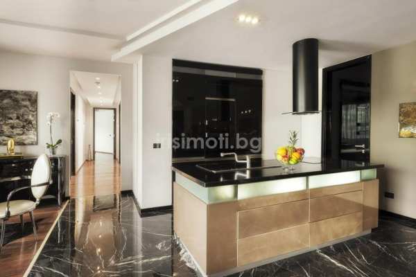 Продава , €675000, 241кв.м. в бул. България