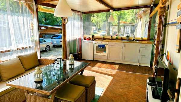 Продава се уютна каравана с веранда в къмпинг Атлиман край Китен