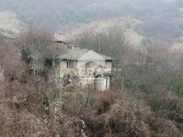 Парцел със стара къща за продажба в с. Стъргел, Софийска област