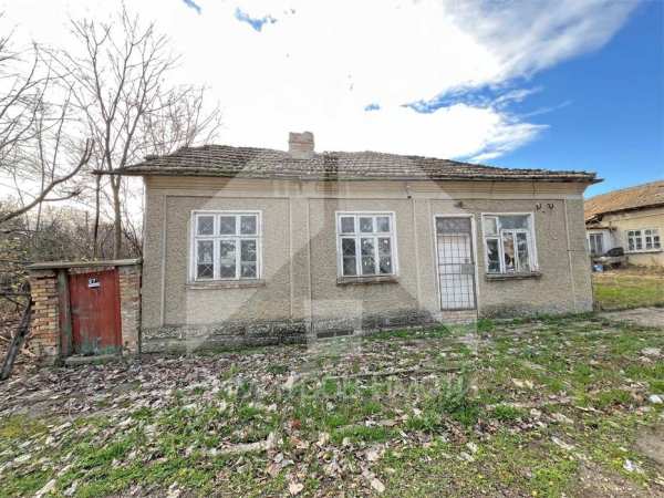 Продава къща с 1 дка двор в с. Мировци (общ. Нови пазар, обл. Шумен).