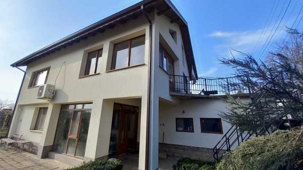 Имот в с. Бабово - 3 къщи с просторен парцел