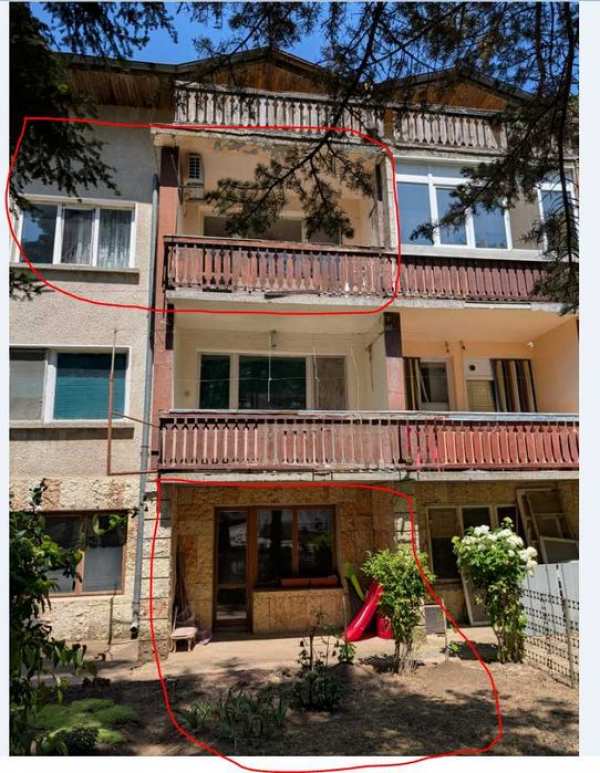 Голям апартамент с гараж, двор и допълнителни помещения