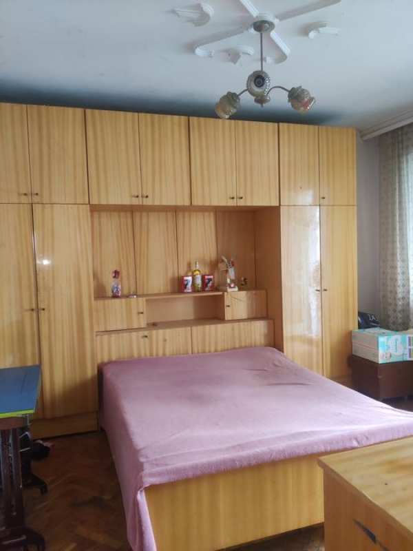 Продавам кооперация  4+1 с гараж, таванска стая и дворно място .Спешно