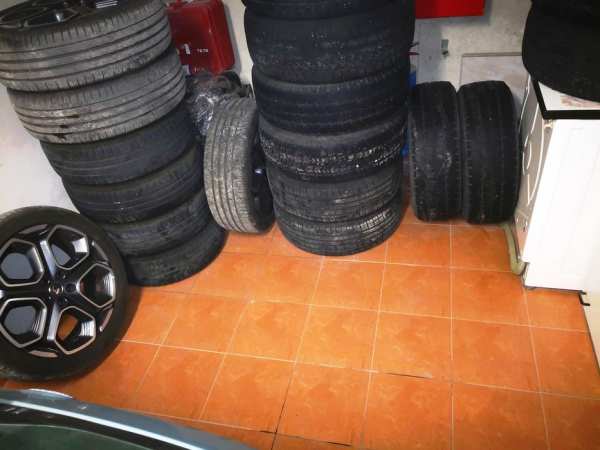 Гаражи под наем за автомобил или съхранение на багаж