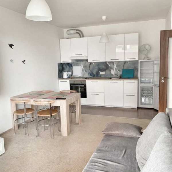 Двустаен апартамент под наем до Форума