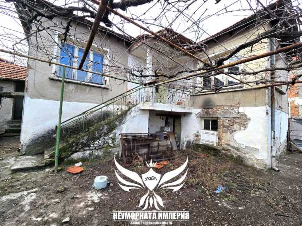 Продавам Двуетажна къща с постройки 155РЗП с 662кв. в двор село Стоево