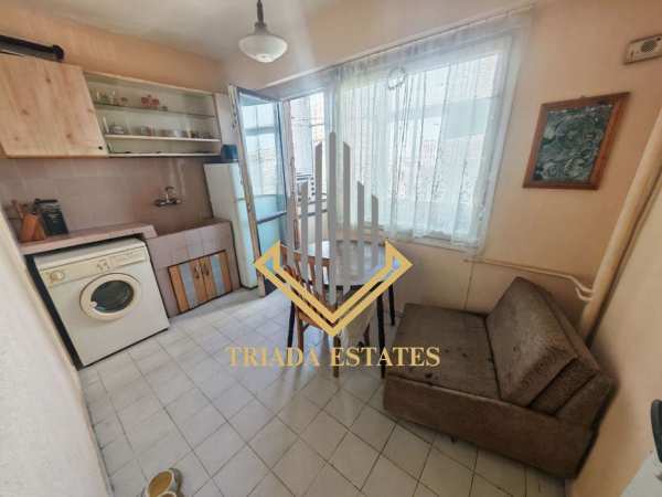 Двустаен апартамент с отделна кухня в панелен блок в жк.Славейков с Т