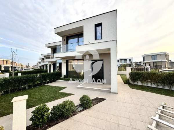 Двуетажна къща в к-с „Виктория Авеню“, гр. Поморие