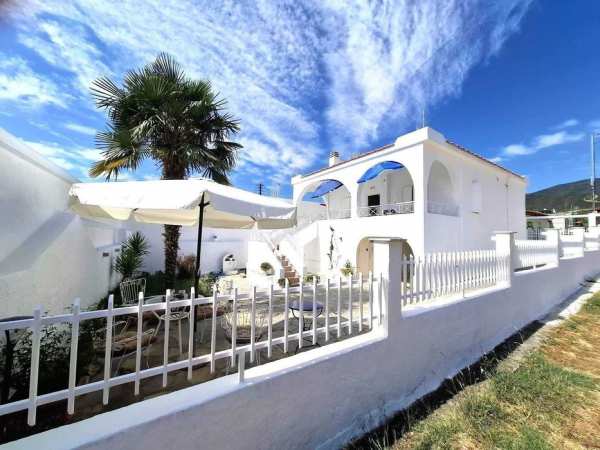 Продава прекрасна къща с площ 60 м2 и двор 220 м2 в Неа Врасна, Гърция