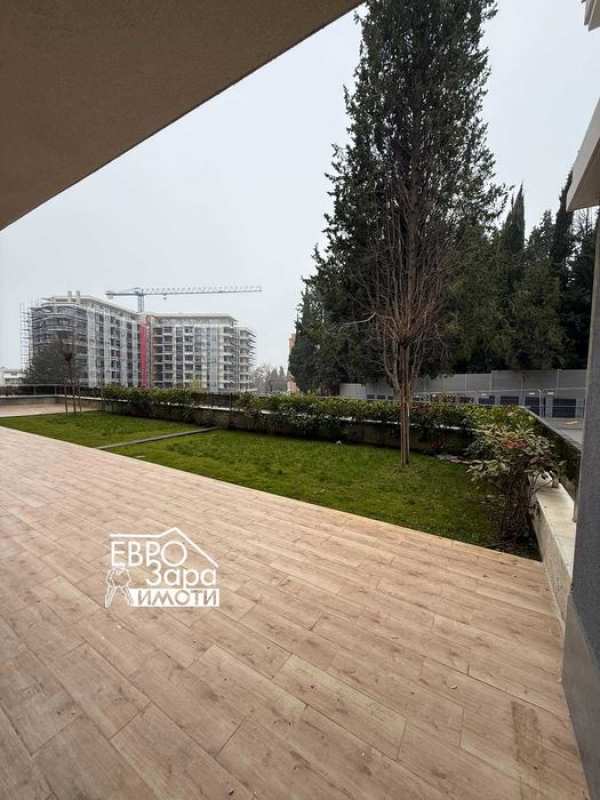 Тристаен апартамент със собствен двор до НАП