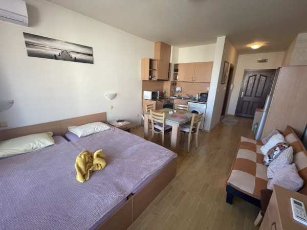 Едностаен тип студио в Св. Влас с частична морска гледка.