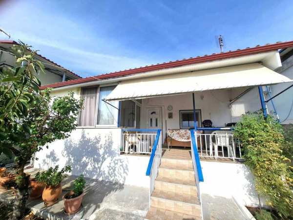 Продава малка къща с площ 60 м2 с двор 220 м2 в Аспровалта, Гърция