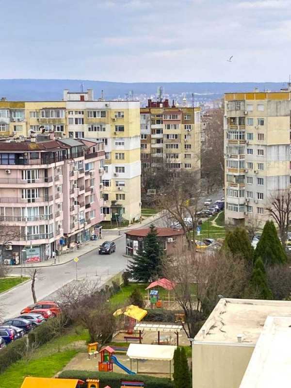 Предлагам тристаен апартамент на ул. Царевец 9