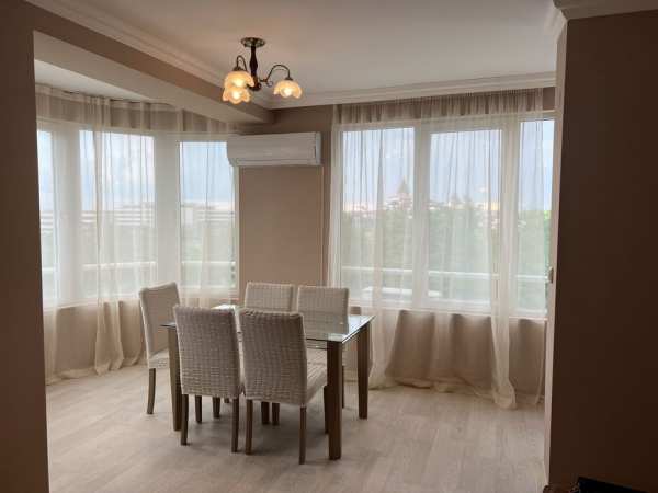 Тристаен под наем