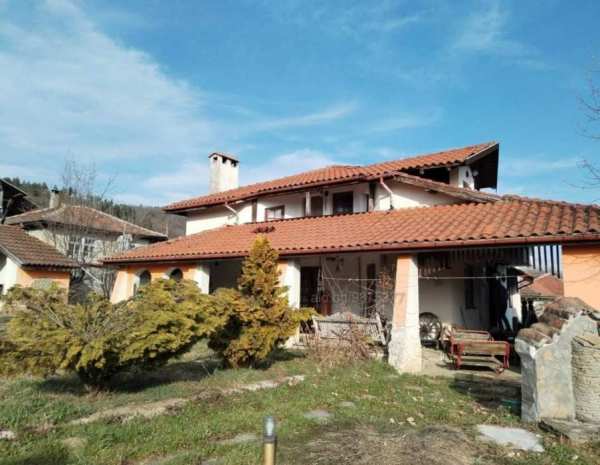 Масивна къща на 7 км от Априлци