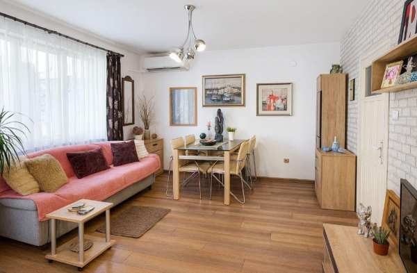 Тристаен апартамент в района на Окръжна болница!