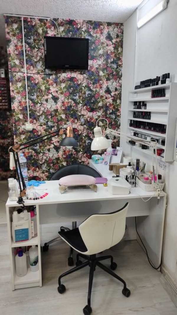 Място за Маникюр под наем!