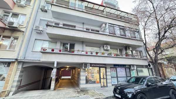 Просторен тристаен апартамент в супер центъра на Стара Загора