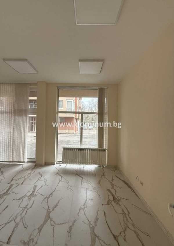 Отдава под наем търговско помещение