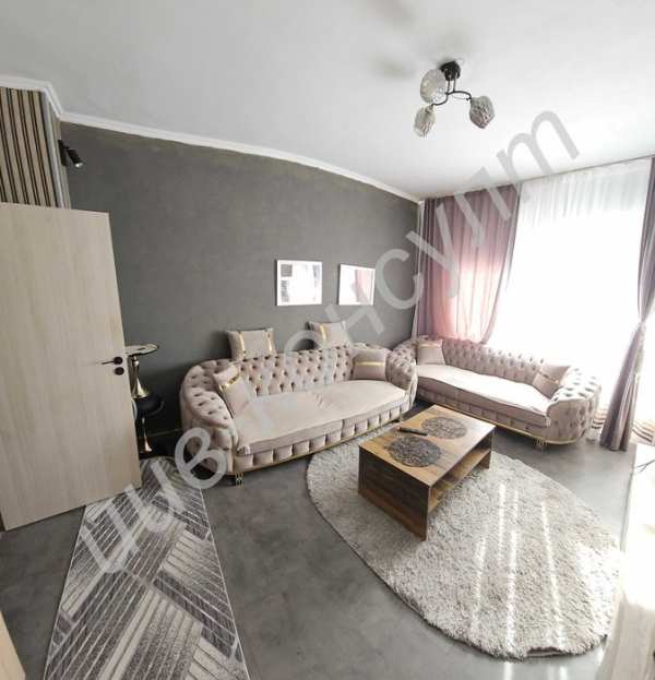 Тристаен апартамент на междинен етаж, широк център