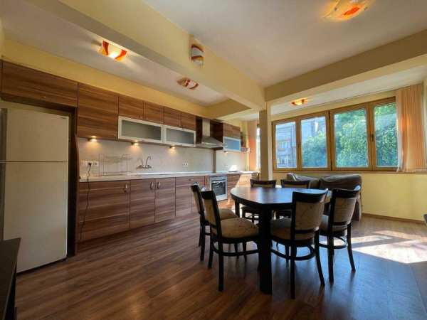 Тристаен апартамент до Община Варна