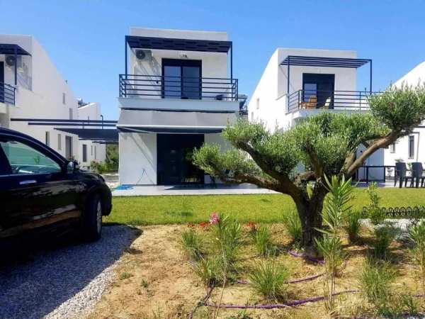 Продава нова лукс къща 72 м2 двор 557 м2 в Паралия Каряни, Гърция