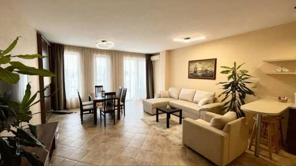 ***Морска градина, просторен тристаен апартамент***