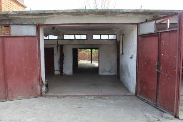 Масивни гаражи и основи за едноетажна къща. Директно от собственик.