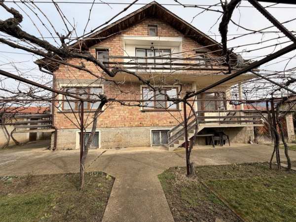 Тухлена къща с гараж в с. Шейново