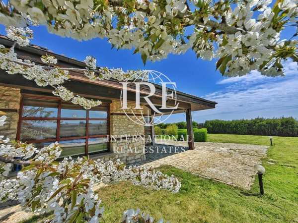 Забележителен имот в тоскански стил на брега на морето! Спираща дъха