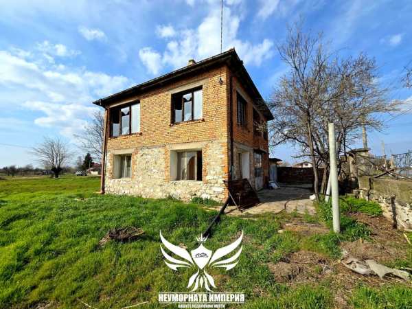 Продавам двуетажна къща 175РЗП и двор 890кв.м. с гараж в с.Кочево