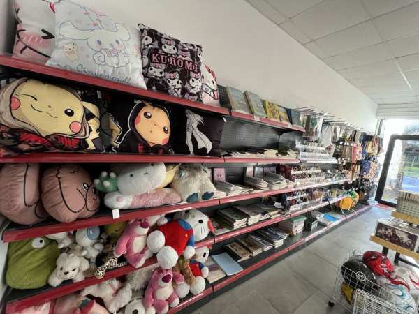 Продавам бизнес - стоки и стелажи.