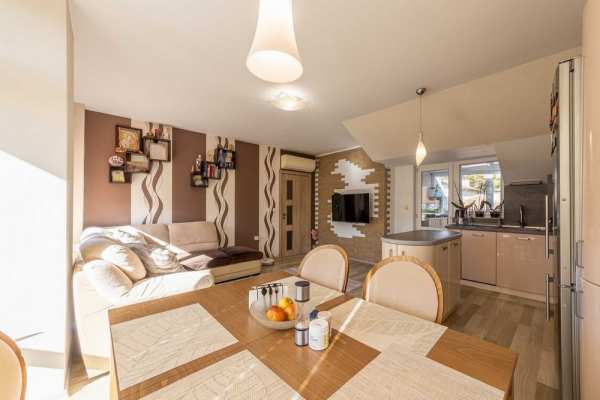 Обзаведен тристаен апартамент в Цветен квартал