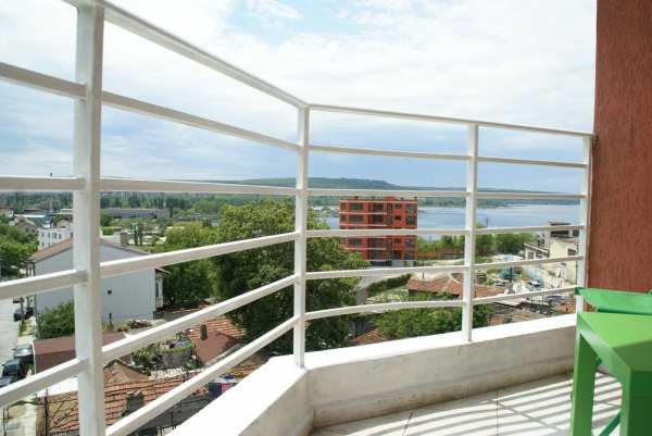 Слънчев панорамен 2-стаен на 10 мин от Катедралата-изглед към езерото