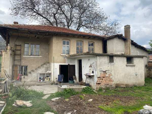 Продава къща на асфалтов път