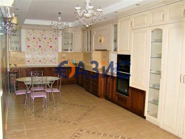 Луксозна вила с десет спални с асансьор, басейн и парцел от един