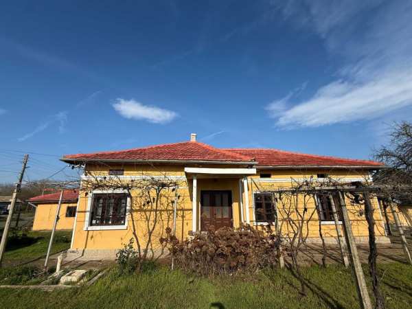 Голяма ремонтирана къща с 4 спални - на 37 км от Морският бряг!