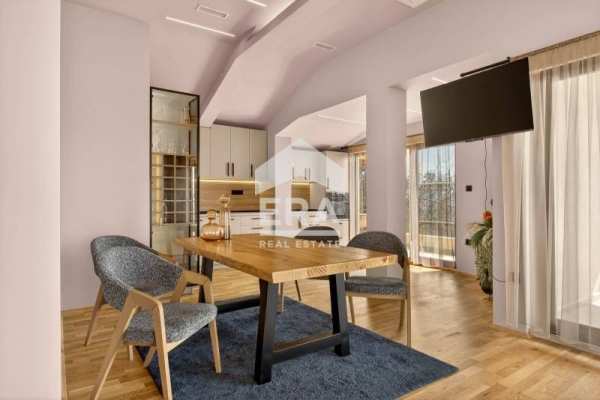 Тристаен, ексклузивен, стилно обзаведен апартамент за продажба, с фрон