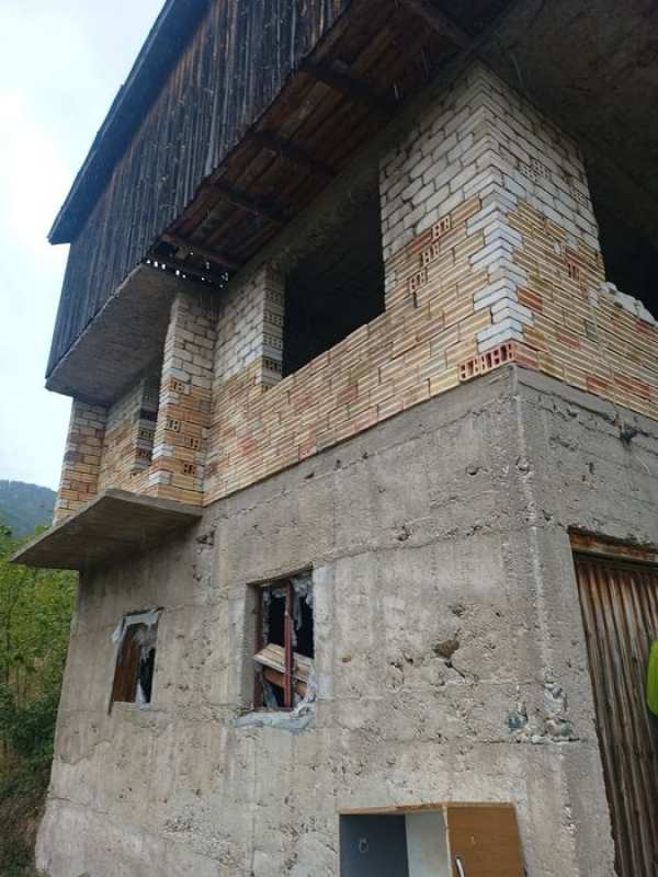 Продава къща в с.Ряка с парцел 1730 кв.м,на 5 км.от гр.Смолян