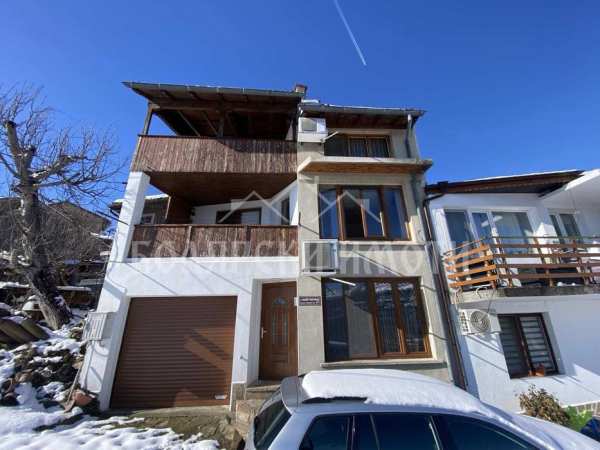 Триетажна къща с гараж и двор в кв. Варуша