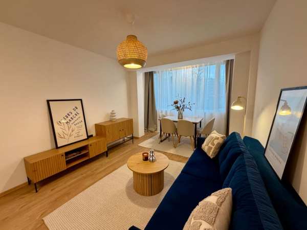 Продавам изцяло източен двустаен апартамент в кв. Младост 1, блок 70