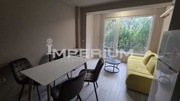 ЕКСКЛУЗИВНО! Двустаен новообзаведен апартамент с ПАРКОМЯСТО под наем