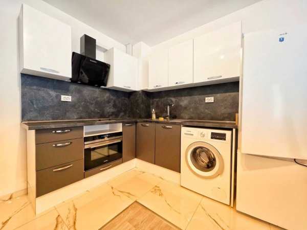 Имот Корект ДАВА ПОД НАЕМ обз 2-Стаен апарт с Гараж, кв. Запад