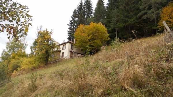 Продавам парцел и двуетажна сграда в с. Манастир, общ. Лъки