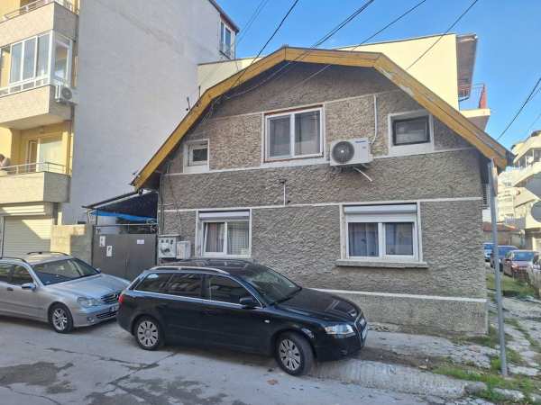 Двуетажна градска къща! 3 отделни спални! Двор/паркомясто в цената