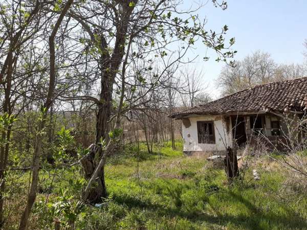 Продавам къща с двор